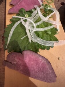 Lee más sobre el artículo Japoneses comiendo carne cruda