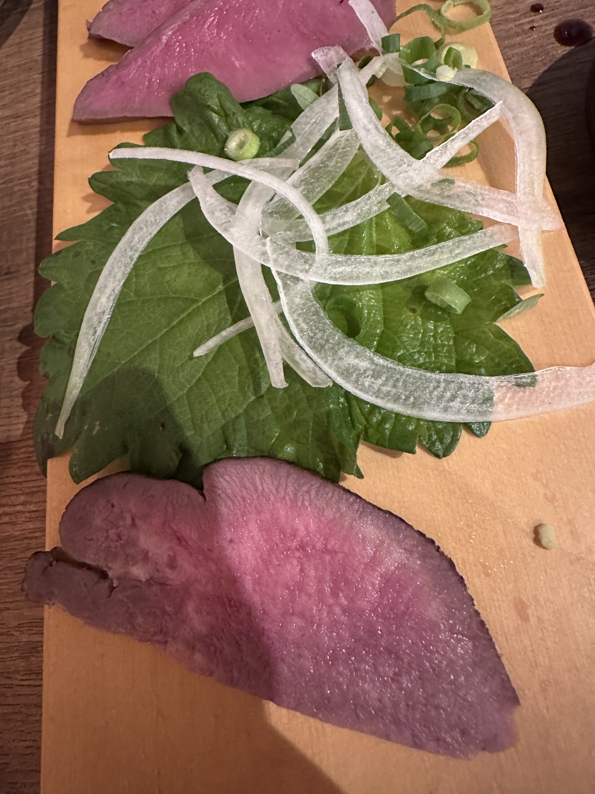 Lee más sobre el artículo Japoneses comiendo carne cruda