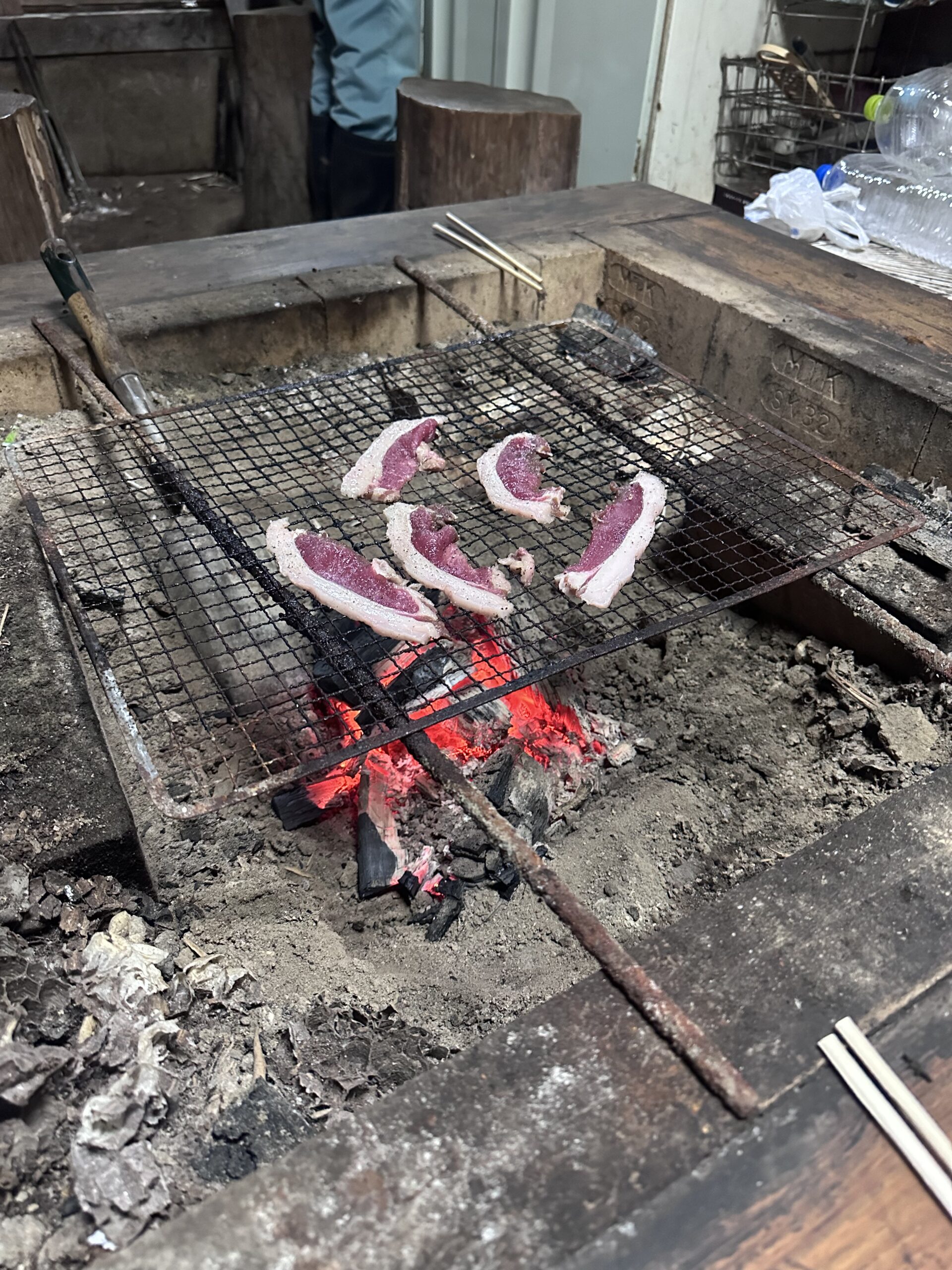 Lee más sobre el artículo En las montañas pongo trampas para cazar venados y jabalíes.